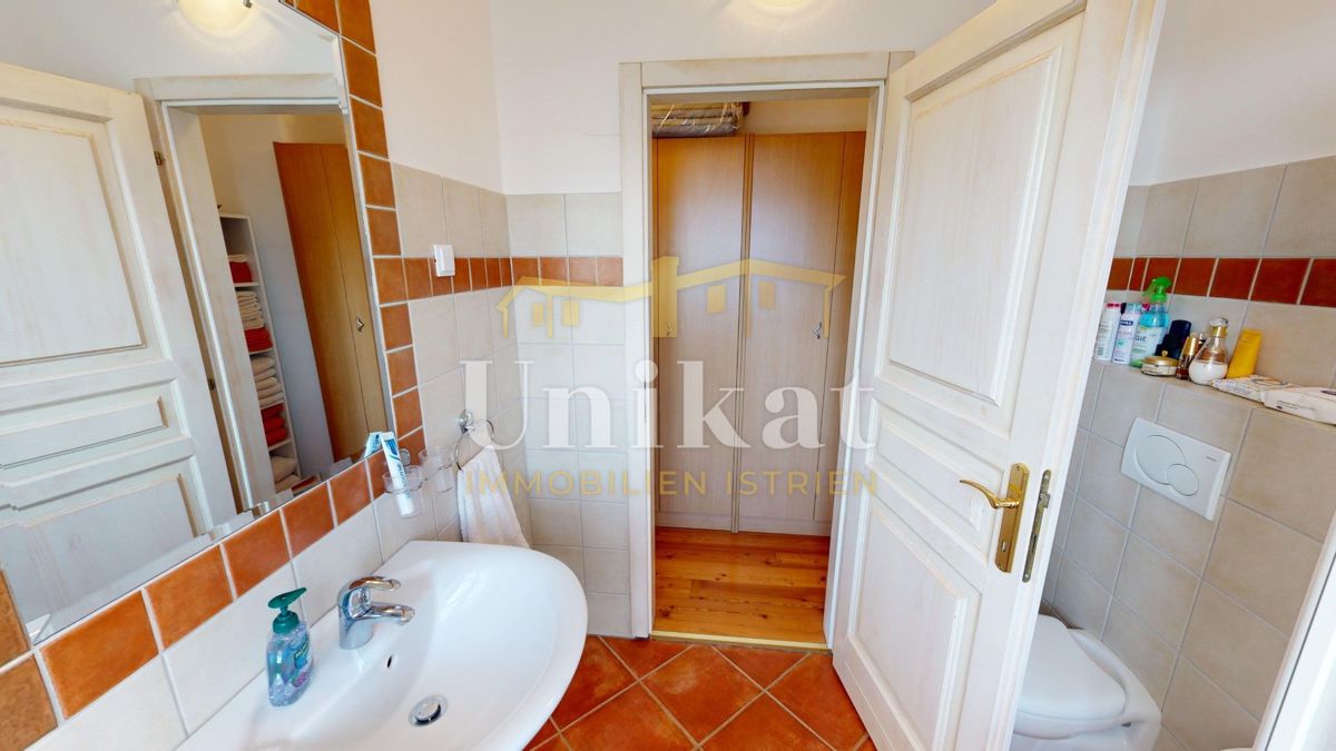 Dvojna hiša z bazenom v istrskem slogu